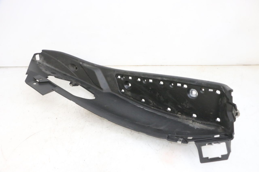 photo de CARENA PEDANA SINISTRA PIAGGIO MP3 500 (2016 - 2018) - Dettagli dei punti di fissaggio