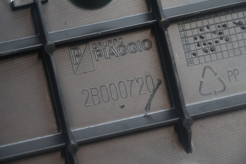 photo de CARENA PEDANA SINISTRA PIAGGIO MP3 500 (2016 - 2018) - Dettagli dei punti di fissaggio