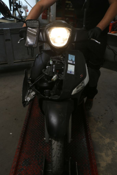 photo de PEDANA SINISTRA PEUGEOT SATELIS COMPRESSOR K15 125 (2006 - 2009) - Ricambio usato controllato