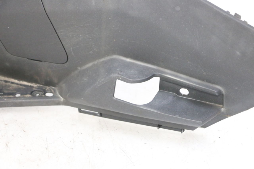 photo de CARENA PEDANA SINISTRA PEUGEOT SATELIS 125 (2013 - 2018) - Caratteristiche distintive