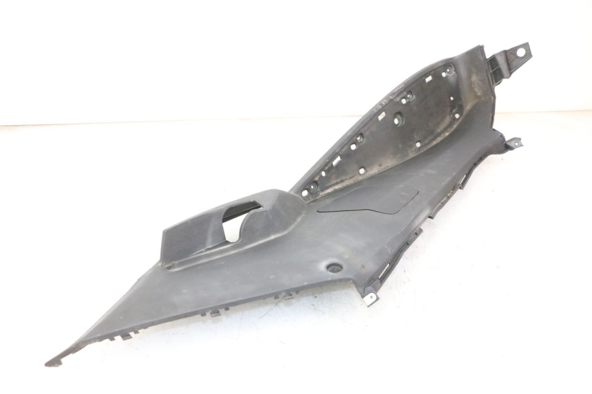 photo de CARENA PEDANA SINISTRA PEUGEOT SATELIS 125 (2013 - 2018) - Dettagli dei punti di fissaggio