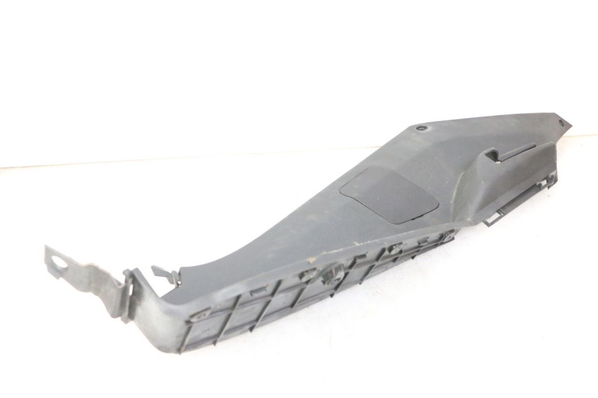 photo de CARENA PEDANA SINISTRA PEUGEOT SATELIS 125 (2013 - 2018) - Marcature e riferimenti originali