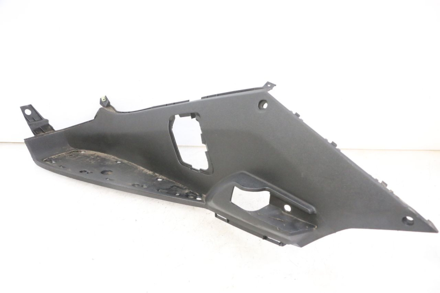 photo de CARENA PEDANA SINISTRA PEUGEOT SATELIS 125 (2013 - 2018) - Dettaglio del componente