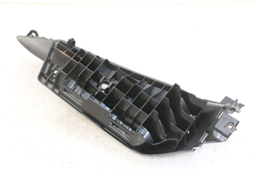 photo de CARENA PEDANA SINISTRA SUZUKI BURGMAN 125 (2018 - 2021) - Dettaglio del componente