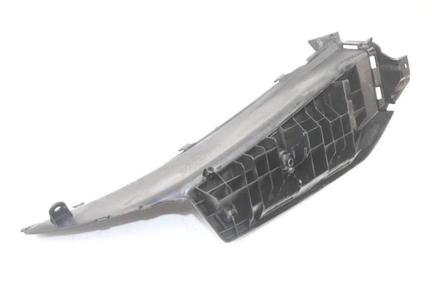 photo de CARENA PEDANA SINISTRA SUZUKI BURGMAN 125 (2015 - 2017) - Dettagli dei punti di fissaggio