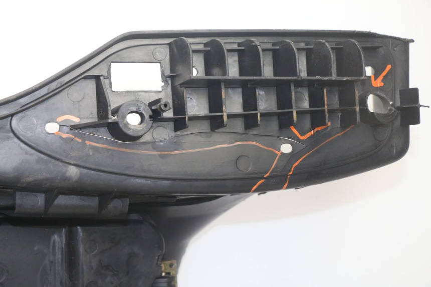 photo de CARENA PEDANA SYM GTS EVO 125 (2009 - 2013) - Stato della superficie e materiale