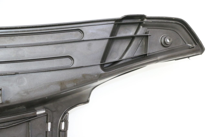 photo de CARENA PEDANA PIAGGIO LXV 4T 50 (2009 - 2013) - Dettagli dei punti di fissaggio