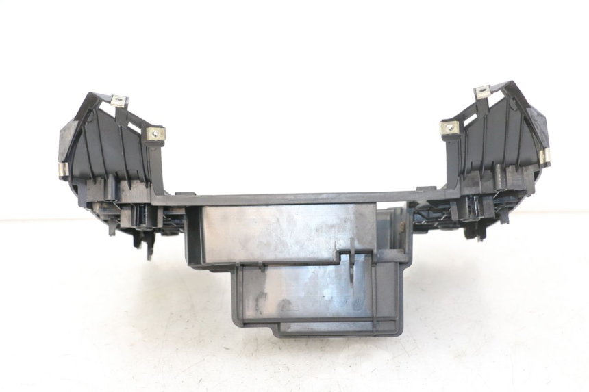 photo de CARENA PEDANA PEUGEOT BELVILLE 125 (2017 - 2021) - Dettagli dei punti di fissaggio