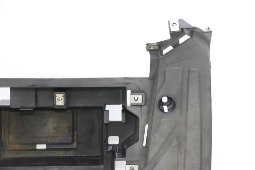 photo de CARENA PEDANA PEUGEOT BELVILLE 125 (2017 - 2021) - Marcature e riferimenti originali