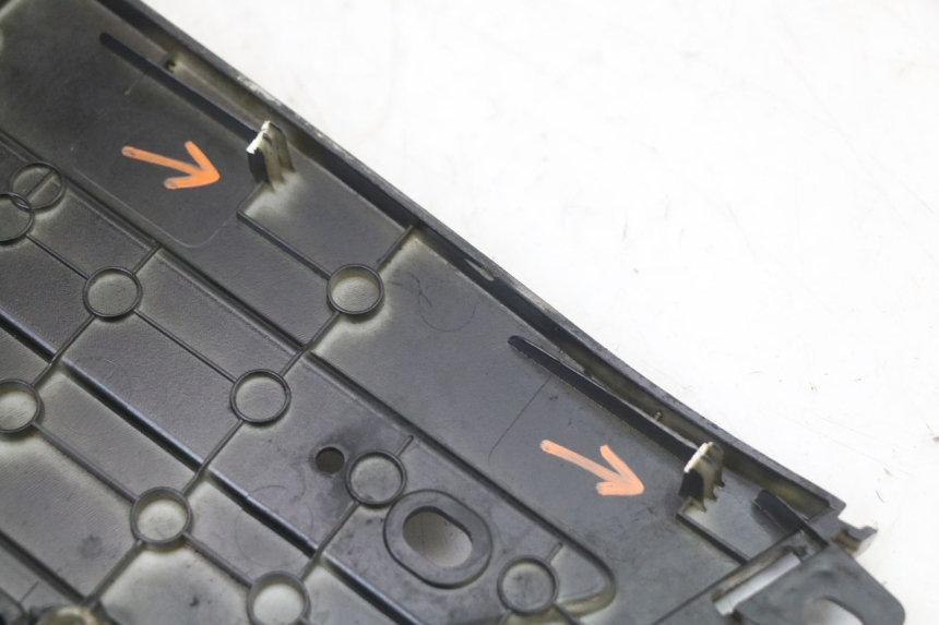 photo de CARENA PEDANA PEUGEOT DJANGO 125 (2014 - 2017) - Caratteristiche distintive