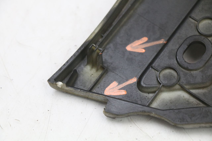 photo de CARENA PEDANA PEUGEOT DJANGO 125 (2014 - 2017) - Marcature e riferimenti originali