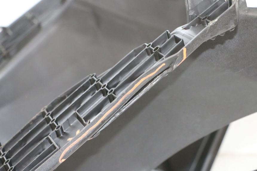 photo de CARENA PEDANA PEUGEOT SPEEDFIGHT 4 4T EFI 50 (2021 - 2025) - Zoom sullo stato d'uso