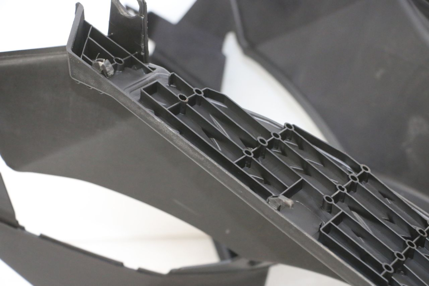 photo de CARENA PEDANA PEUGEOT SPEEDFIGHT 4 4T EFI 50 (2021 - 2025) - Dettagli dei punti di fissaggio