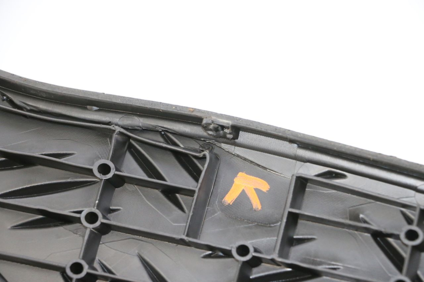 photo de CARENA PEDANA PEUGEOT SPEEDFIGHT 4 4T EFI 50 (2021 - 2025) - Marcature e riferimenti originali