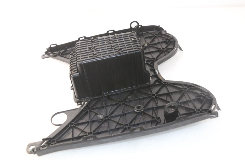 photo de CARENA PEDANA PEUGEOT STREETZONE 2T 50 (2014 - 2019) - Dettaglio del componente