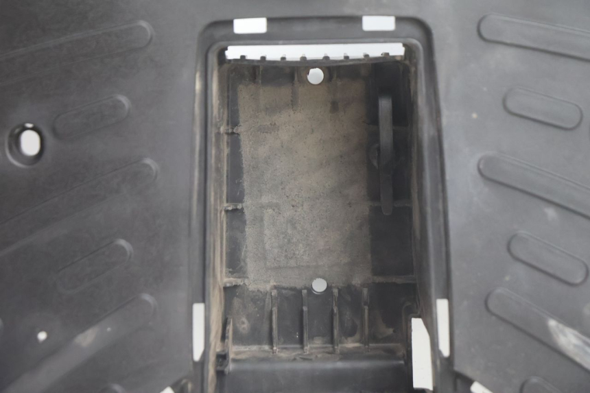 photo de CARENA PEDANA PEUGEOT STREETZONE NAKED 2T 50 (2014 - 2018) - Zoom sullo stato d'uso