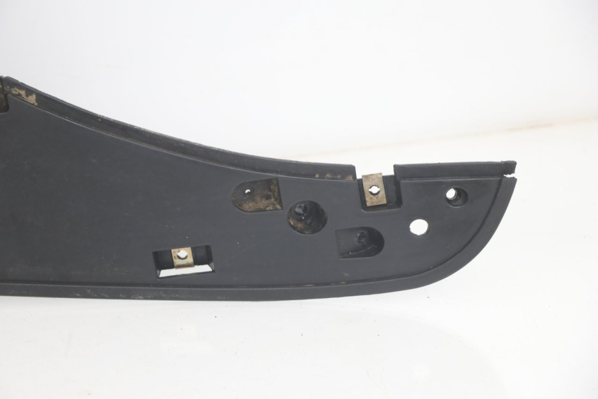 photo de CARENA PEDANA PEUGEOT SUM UP 125 (2008 - 2013) - Stato della superficie e materiale