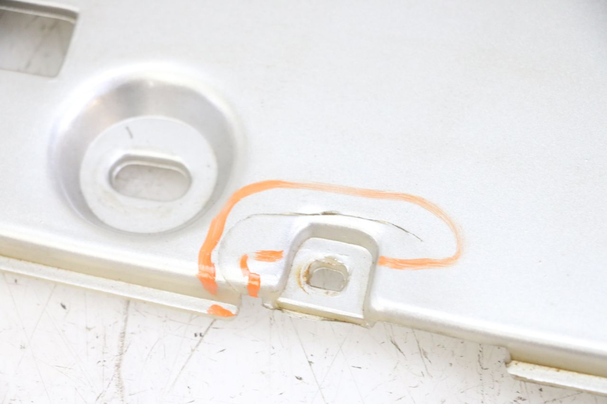 photo de CARENA PEDANA PIAGGIO SUPER LX 125 (2000 - 2003) - Marcature e riferimenti originali