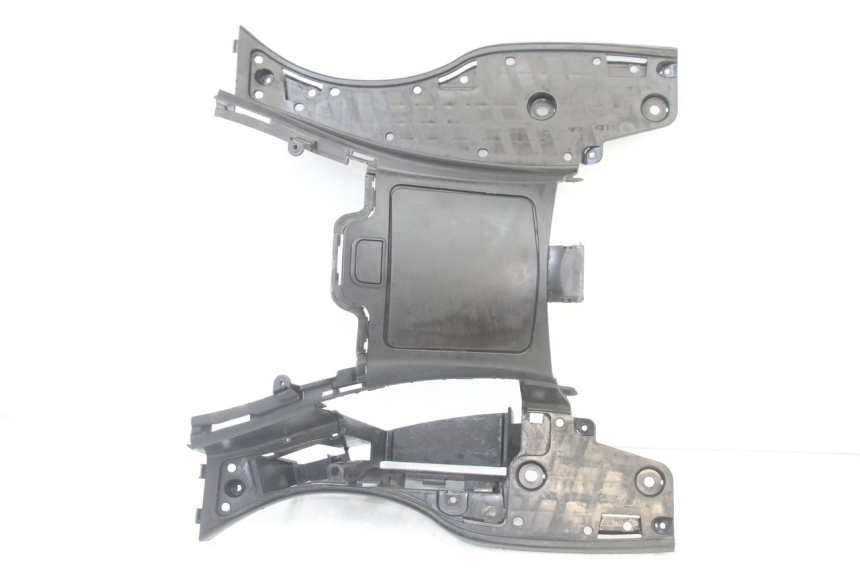 photo de CARENA PEDANA SUZUKI BURGMAN 125 (2015 - 2017) - Dettaglio del componente