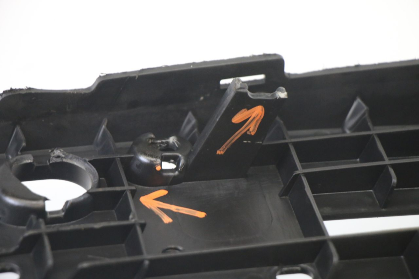 photo de PEDANE YAMAHA X-MAX XMAX 125 (2010 - 2013) - Stato della superficie e materiale