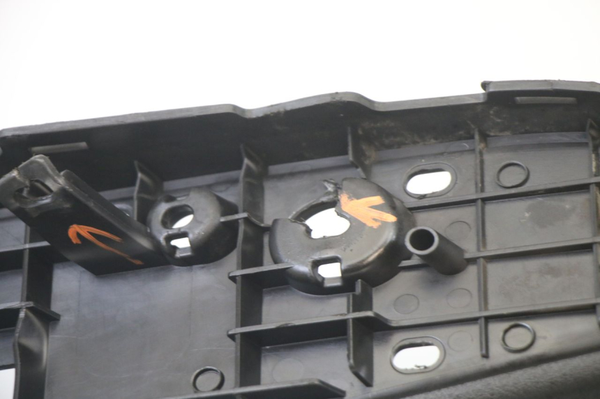 photo de PEDANE YAMAHA X-MAX XMAX 125 (2010 - 2013) - Marcature e riferimenti originali