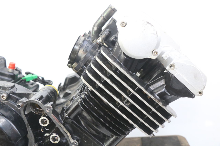 photo de MOTORE YAMAHA FZS FAZER 600 (1998 - 2001) - Angolazione alternativa