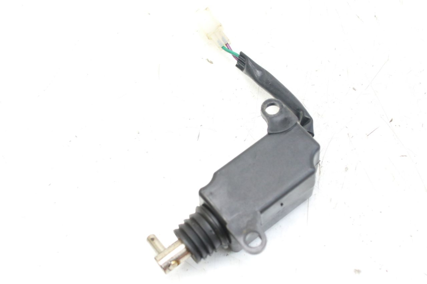 photo de MOTORE APERTURA BAULE SYM FIDDLE 3 III 125 (2014 - 2020) - Dettaglio del componente