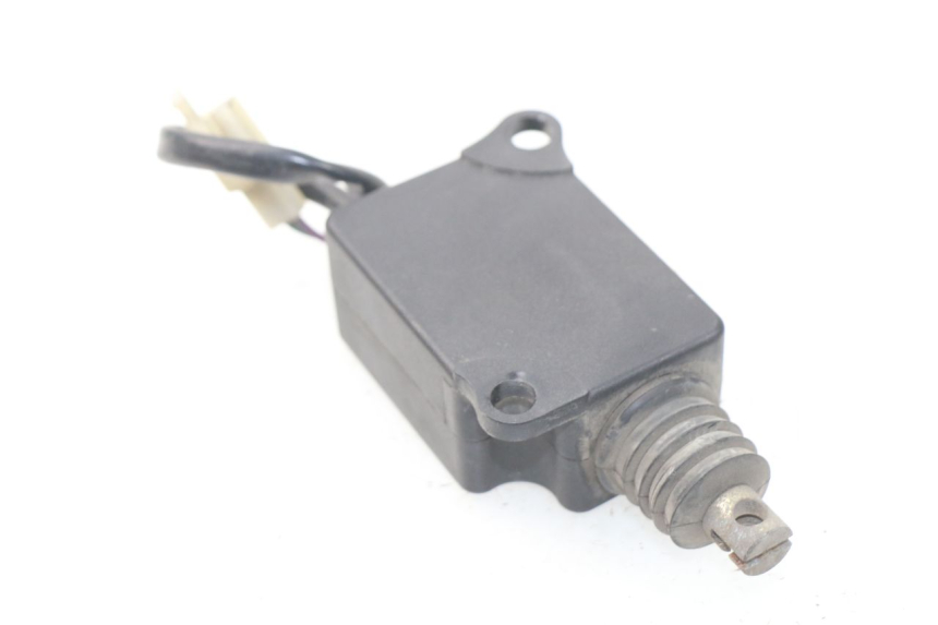 photo de MOTORE APERTURA BAULE SYM GTS EVO 125 (2009 - 2013) - Dettaglio del componente