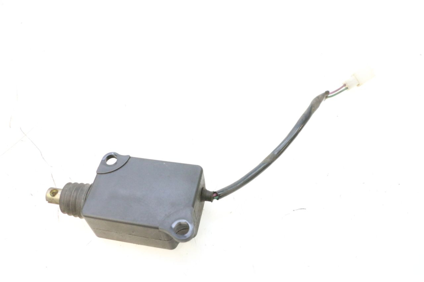 photo de MOTORE APERTURA BAULE SYM GTS EVO 125 (2009 - 2013) - Altra angolazione