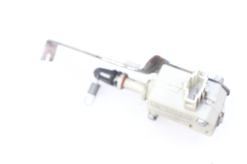 photo de MOTORE APERTURA BAULE PIAGGIO LIBERTY IGET 4T 50 (2015 - 2020) - Altra angolazione