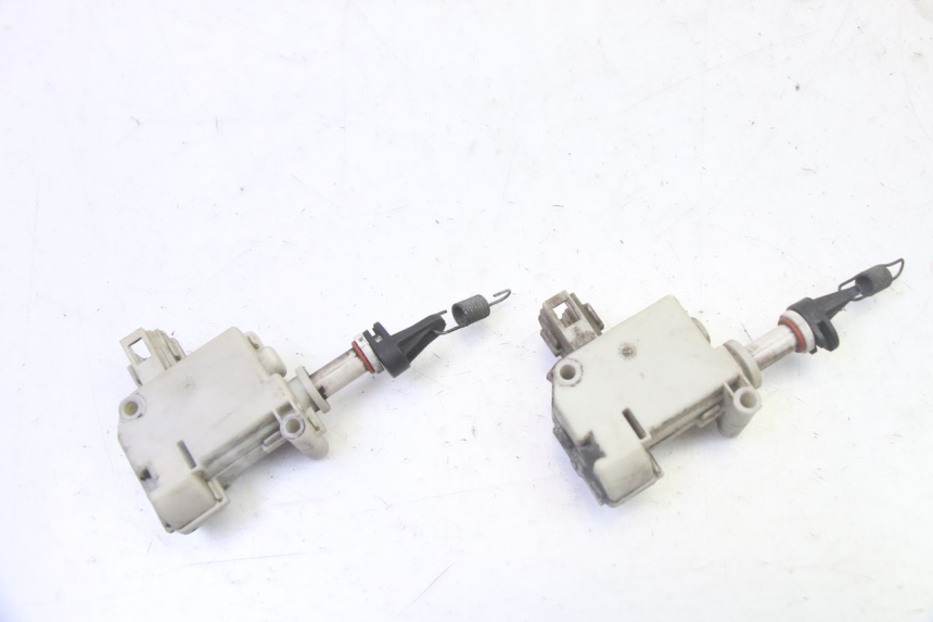 photo de MOTORE APERTURA BAULE PIAGGIO MP3 LT 300 (2010 - 2016) - Altra angolazione