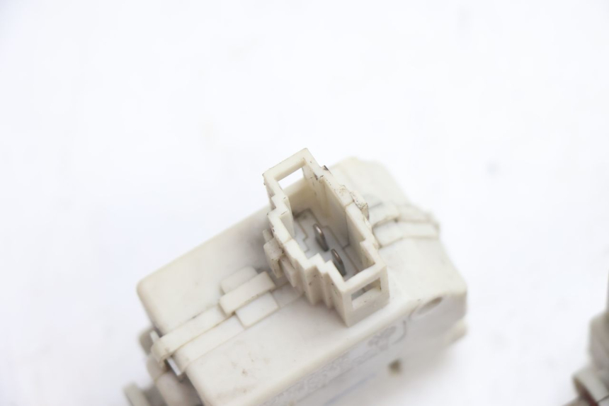 photo de MOTORE APERTURA BAULE PIAGGIO MP3 LT 300 (2010 - 2016) - Altra angolazione
