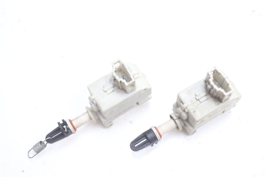 photo de MOTORE APERTURA BAULE PIAGGIO MP3 LT 400 (2007 - 2012) - Dettaglio del componente