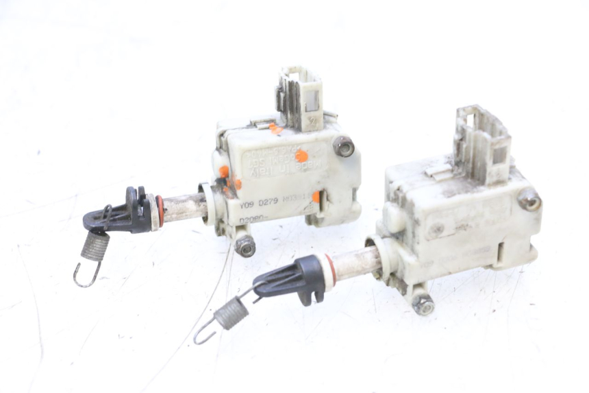 photo de SERRATURA SELLA MOTORE PIAGGIO MP3 RL 250 (2006 - 2010) - Dettagli dei punti di fissaggio