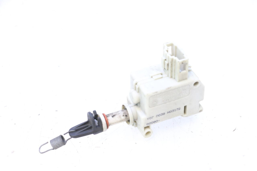 photo de MOTORE APERTURA BAULE PIAGGIO MP3 125 (2006 - 2014) - Dettaglio del componente