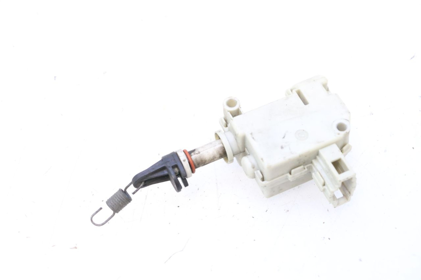 photo de MOTORE APERTURA BAULE PIAGGIO MP3 125 (2006 - 2014) - Altra angolazione