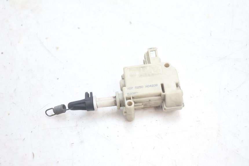 photo de MOTORE APERTURA BAULE PIAGGIO MP3 125 (2006 - 2014) - Dettaglio del componente