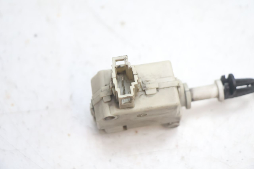 photo de MOTORE APERTURA BAULE PIAGGIO MP3 125 (2006 - 2014) - Primo piano tecnico