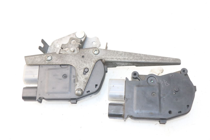 photo de SERRATURA SELLA MOTORE HONDA NSS EX FORZA 250 (2005 - 2013) - Primo piano tecnico