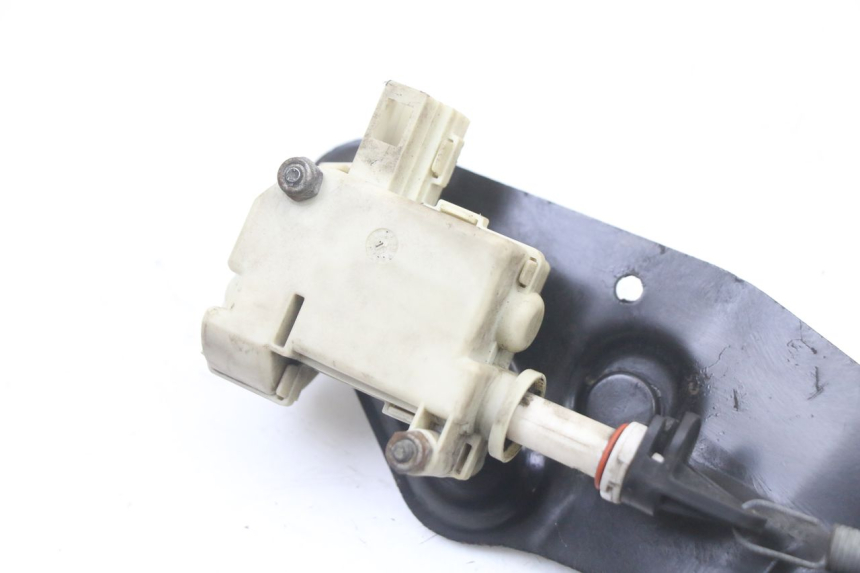 photo de MOTORE APERTURA BAULE PIAGGIO VESPA GRANTURISMO 125 (2003 - 2007) - Dettaglio del componente