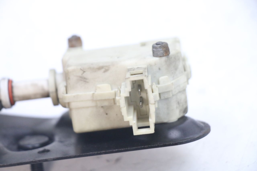 photo de MOTORE APERTURA BAULE PIAGGIO VESPA GRANTURISMO 125 (2003 - 2007) - Primo piano tecnico