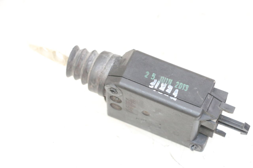 photo de SERRATURA SELLA MOTORE PEUGEOT SATELIS 125 (2013 - 2018) - Dettagli dei punti di fissaggio