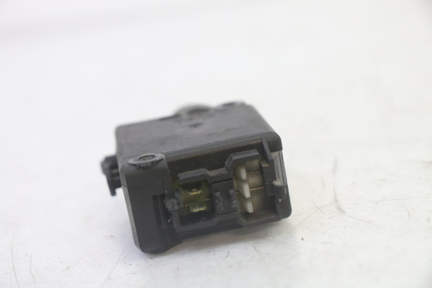 photo de MOTORE APERTURA BAULE PEUGEOT SATELIS 125 (2010 - 2012) - Altra angolazione