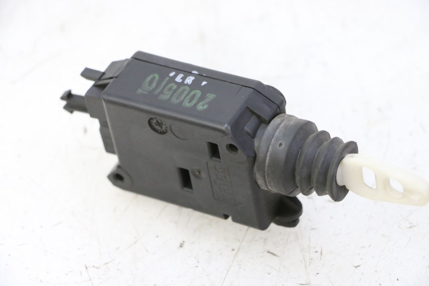 photo de MOTORE APERTURA BAULE PEUGEOT SATELIS 125 (2006 - 2009) - Primo piano tecnico