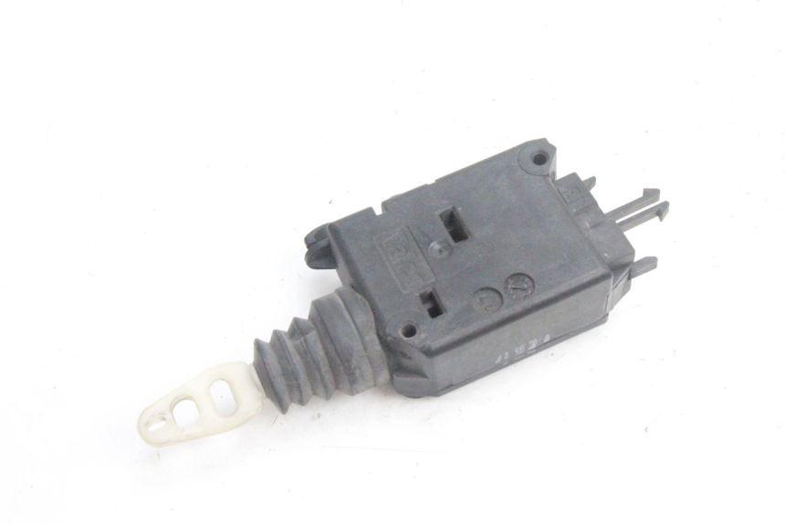 photo de MOTORE APERTURA BAULE PEUGEOT SATELIS 125 (2006 - 2009) - Dettaglio del componente