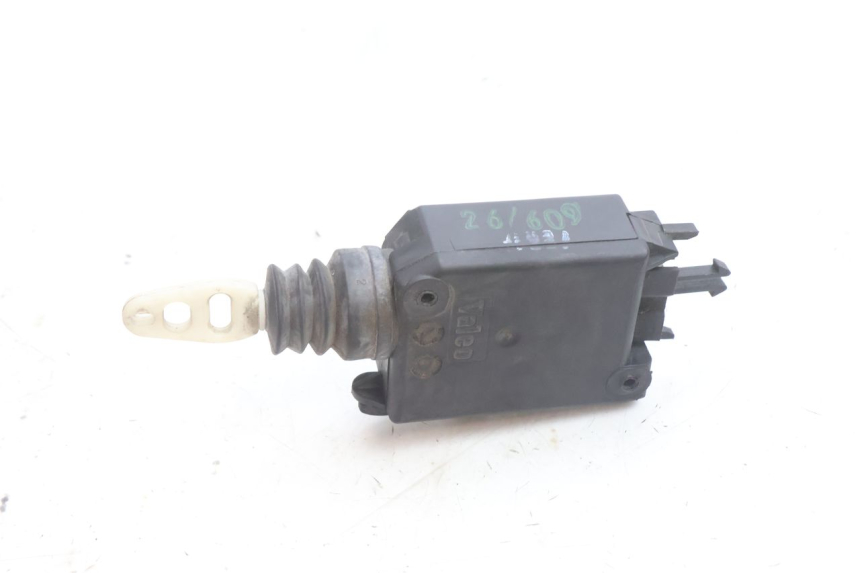 photo de MOTORE APERTURA BAULE PEUGEOT SATELIS 125 (2006 - 2009) - Dettaglio del componente