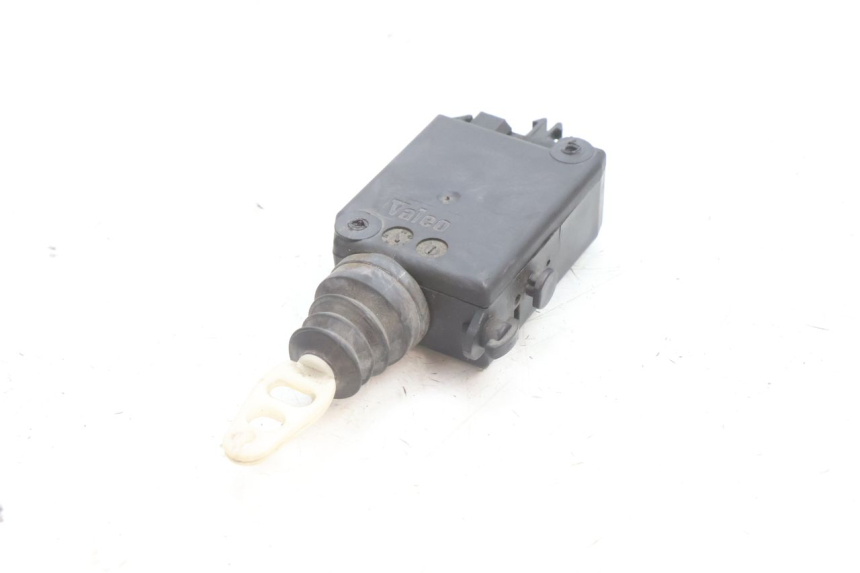 photo de MOTORE APERTURA BAULE PEUGEOT SATELIS 125 (2006 - 2009) - Primo piano tecnico