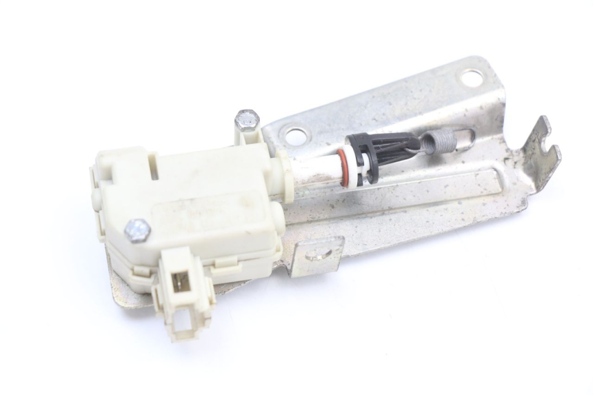 photo de MOTORE APERTURA BAULE PIAGGIO X10 125 (2012 - 2017) - Dettaglio del componente