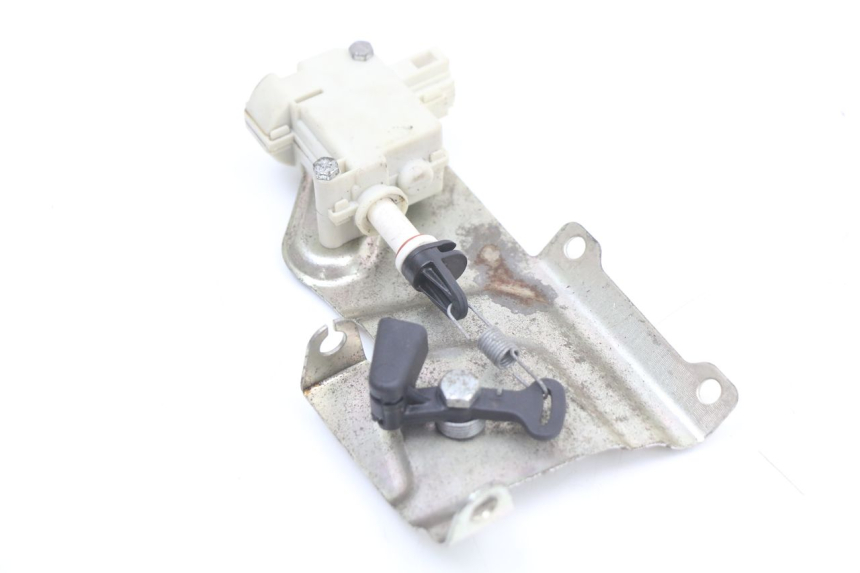 photo de MOTORE APERTURA BAULE PIAGGIO X10 125 (2012 - 2017) - Primo piano tecnico