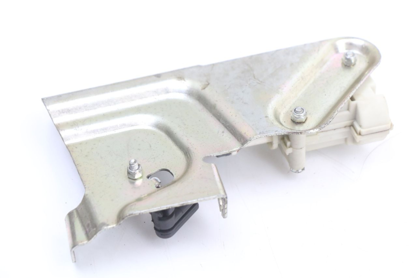 photo de MOTORE APERTURA BAULE PIAGGIO X10 125 (2012 - 2017) - Dettagli dei punti di fissaggio